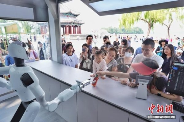 炒股配资王 北京颐和园：机器人“入职”零售店